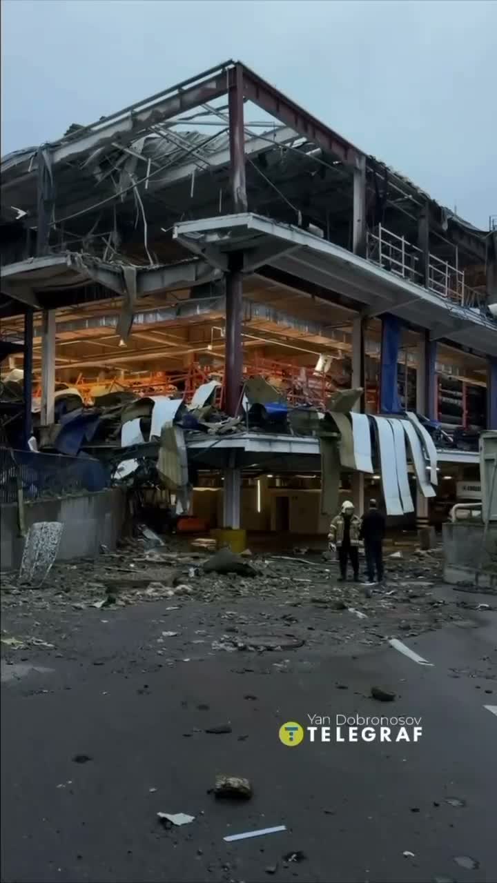 Le centre commercial Epicentr, situé dans le quartier de Pochaina à Kyiv, a été détruit suite à des frappes russes.