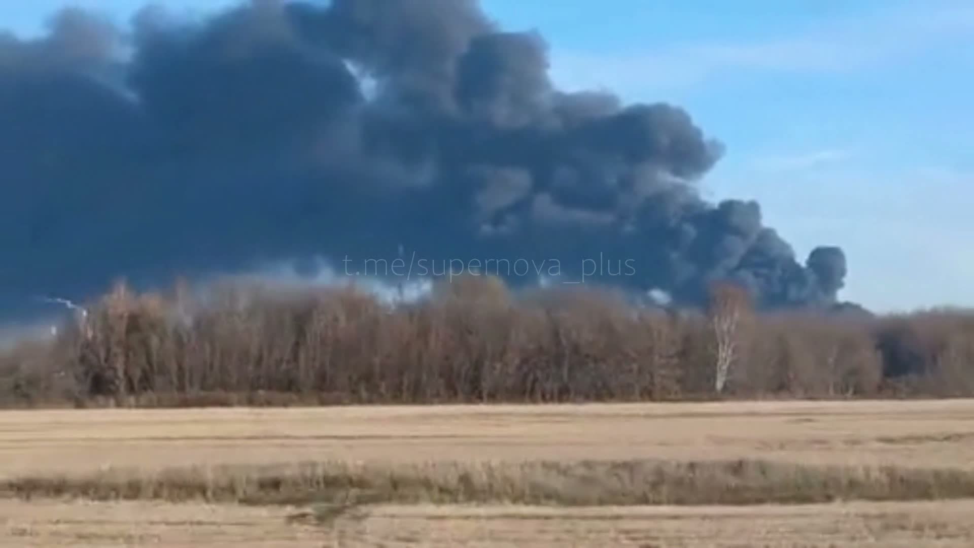 Se elevan columnas de humo sobre la planta química Azot en Novomoskovsk, región de Tula, tras ataques con drones durante la noche.