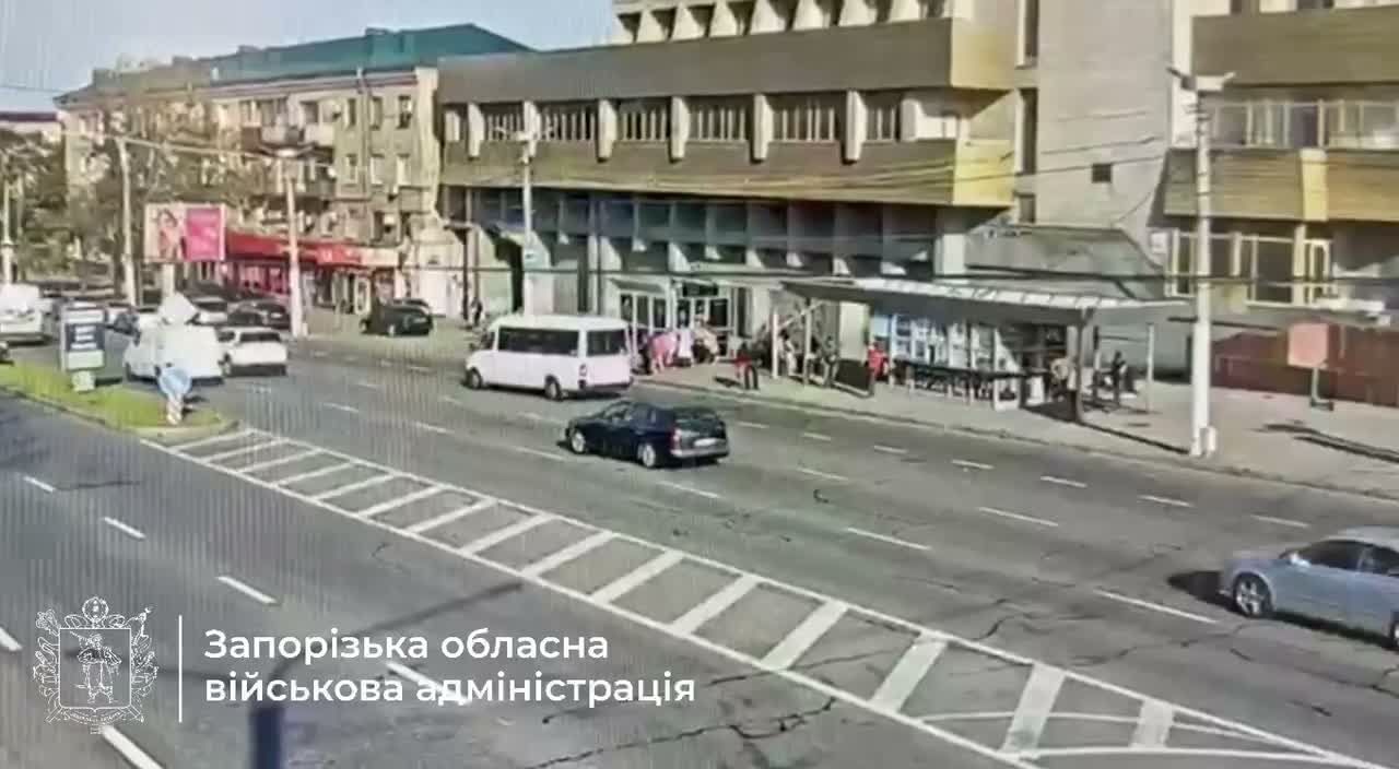 4 Zivilisten verletzt, nachdem ein russischer Drohnenangriff auf einen Bus in Saporischschja stattgefunden hat.